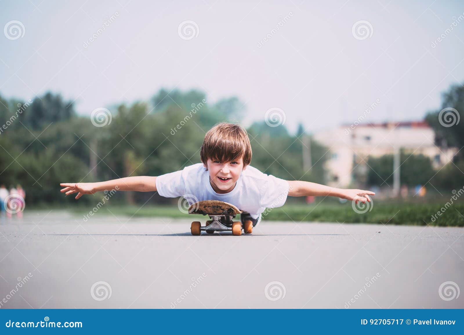 Αστείο αγόρι που βρίσκεται Skateboard Στοκ Εικόνα - εικόνα από ...