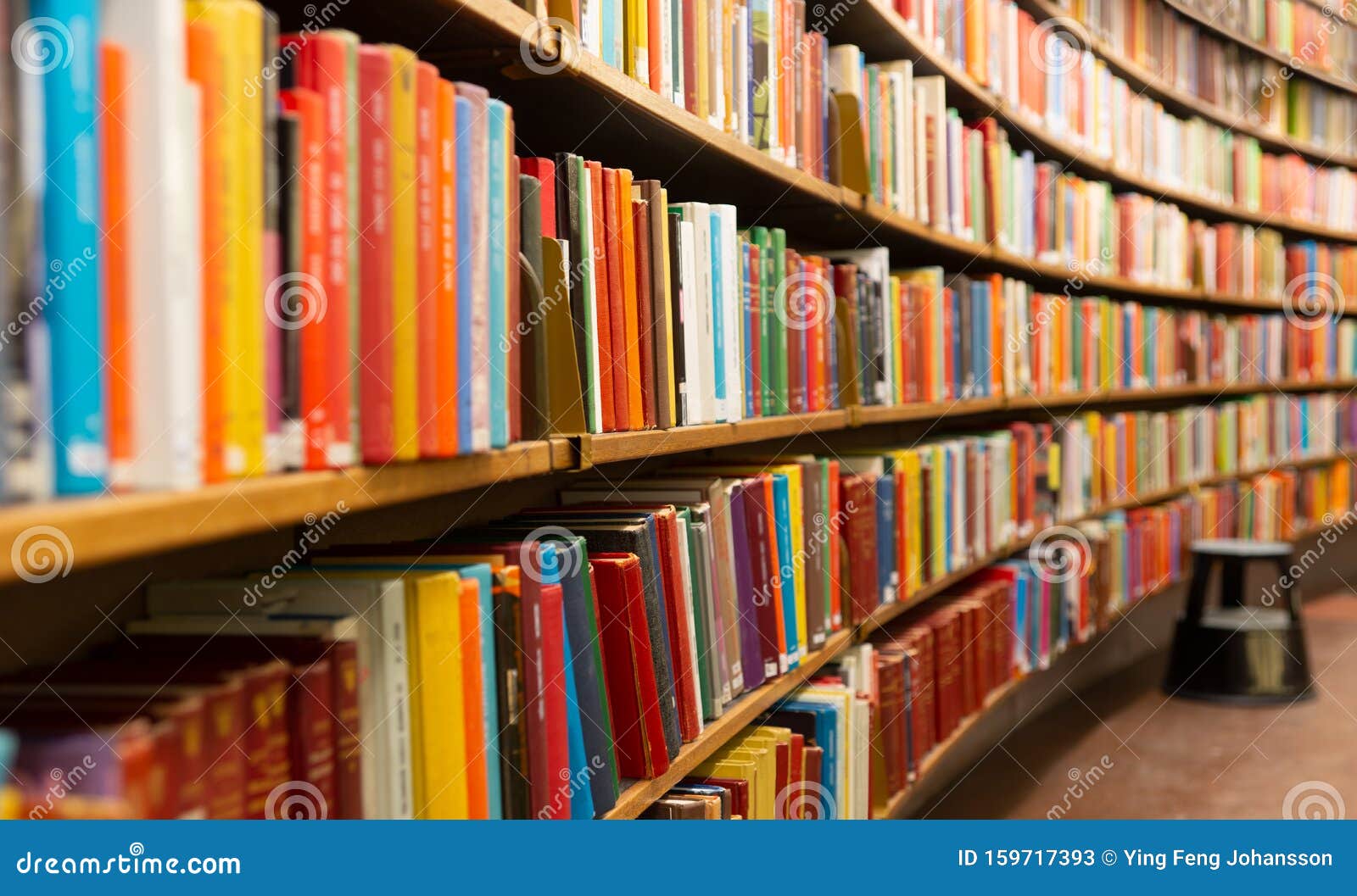Βιβλιοθήκη με πολλά ράφια και βιβλία Στοκ Εικόνα - εικόνα από : 159717393