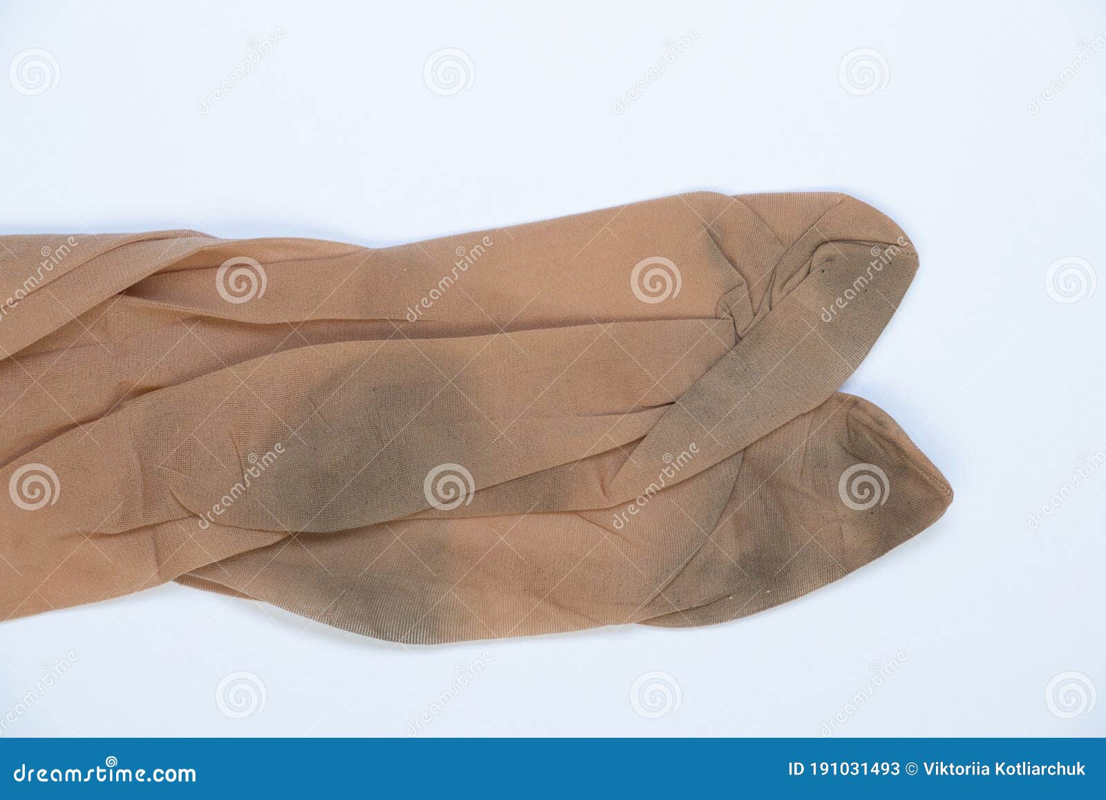 βρώμικες κάλτσες στο νάιλον πανωφόρι γυναικεία κάλτσες σε λευκό φόντο Στοκ  Εικόνα - εικόνα από lifestyle: 191031493