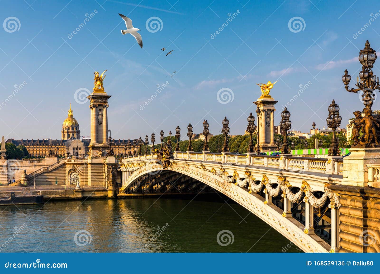 Γέφυρα του Πόντ Αλεξάντρ Γ΄ στον ποταμό Σηκουάνα το ηλιόλουστο καλοκαιρινό  πρωινό Διακόσμηση γέφυρας με διακοσμητικές λάμπες Art Στοκ Εικόνες - εικόνα  από alfredo, cityscape: 168539136