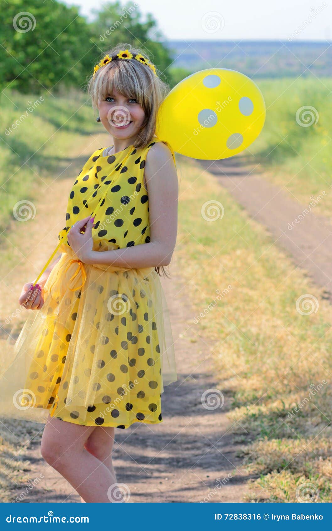 Включи желтая девочка. Девушка в желтом платье в горошек. Желтое платье в горох. Желтое платье в черный горох. Желтое платье в горох для девочки.