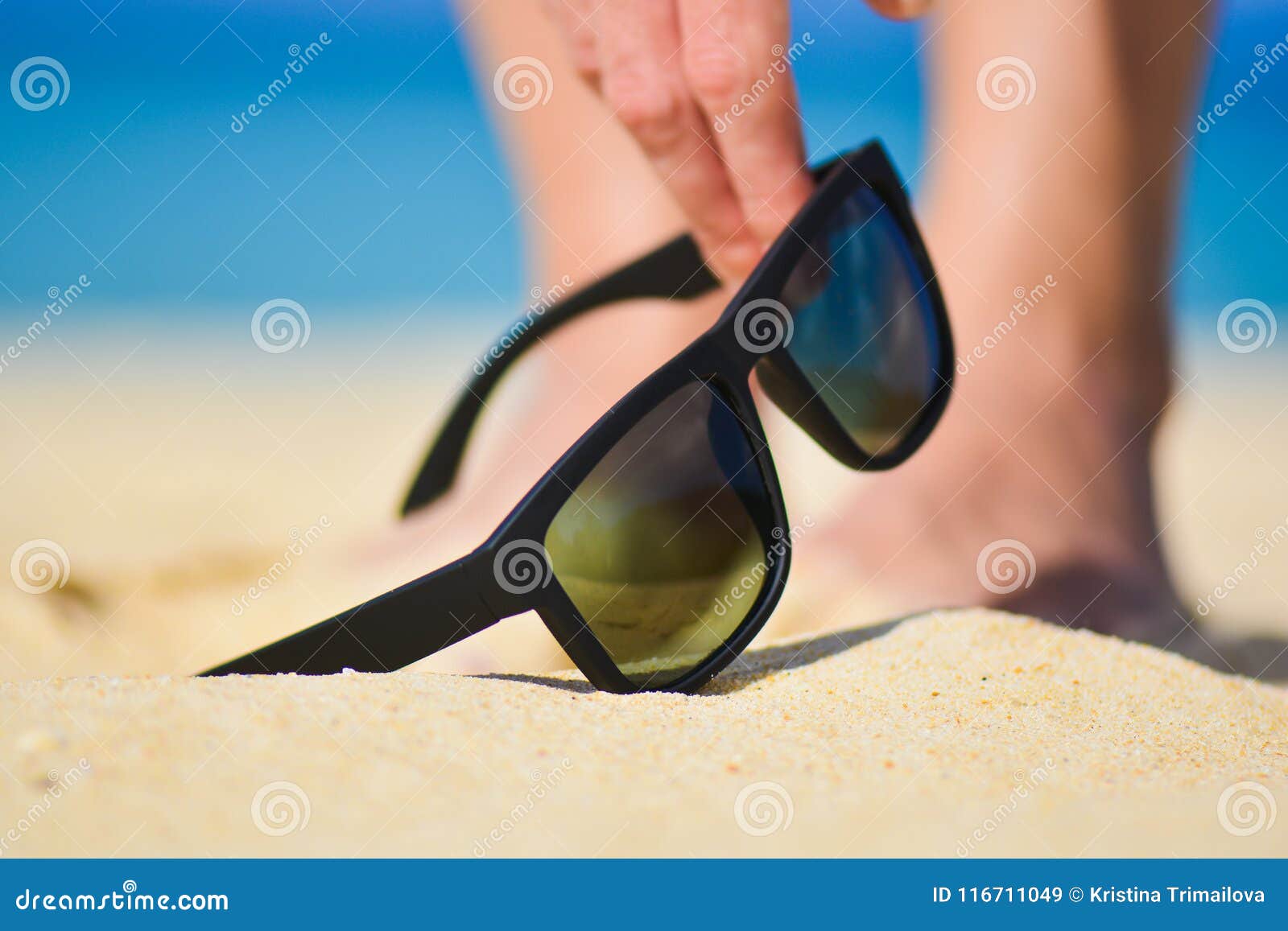 Γυαλιά ηλίου μόδας στην παραλία θάλασσας Οι καλοκαιρινές διακοπές  χαλαρώνουν το υπόβαθρο Να μαζεψει με το χέρι επάνω τα γυαλιά ηλ Στοκ Εικόνα  - εικόνα από bazaars, accidence: 116711049