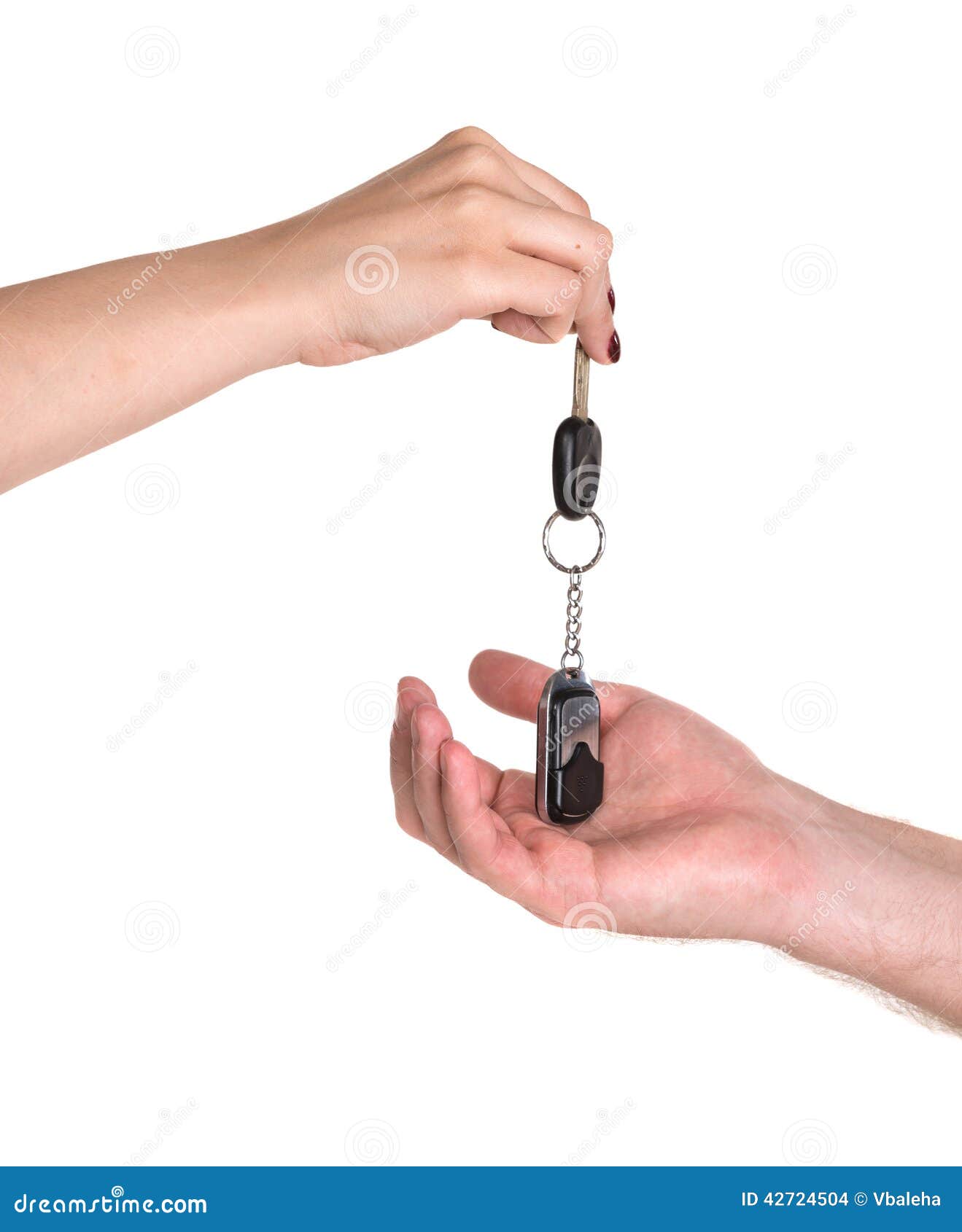 Мужчина дает ключи. Ключи от машины мужчиной и женщиной. Мужчина и женщина протягивают ключи от машины. Протянутая рука с ключами от машины. Девушка протягивает ключи.