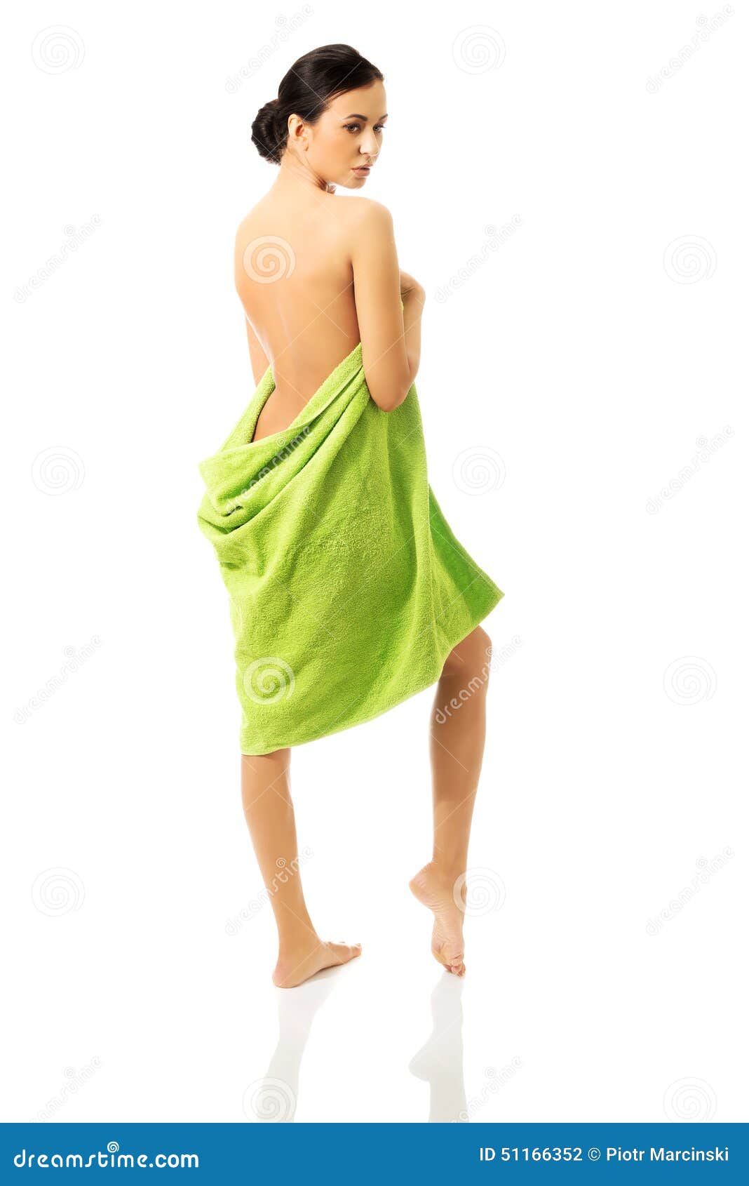 Обернутая полотенцем. Девушка завернутая в полотенце. Девушка в одном полотенце. Девушка обернутая в полотенце. Полотенце на бедрах.