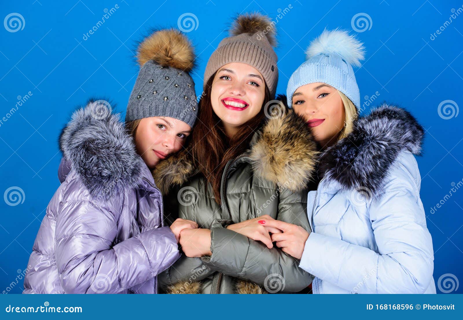 Γυναικείο κατάστημα ρούχων Μοντέρνα γυναικεία στολή Πανέμορφες κοπέλες με  μακιγιάζ που αγκαλιάζουν Γυναικεία μόδα Κορίτσια φίλοι Στοκ Εικόνες -  εικόνα από : 168168596