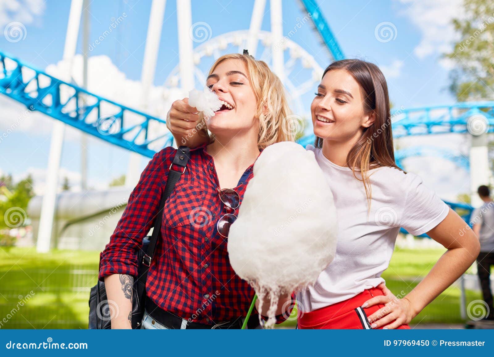 Женщины для развлечения. Фотосессия подруг в парке аттракционов. Подруги в парке аттракционов. Фотосессия подружек в парке аттракционов. Фотосессия с подругой в парке развлечений.