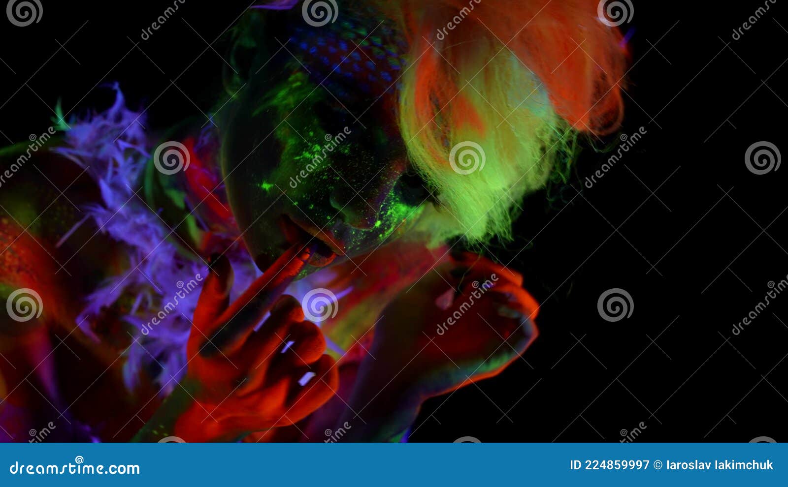δημιουργικό μακιγιάζ και ζωγραφική του σώματος με φθορίζοντα χρώματα γυναικεία  φιγούρα στο σκοτάδι με υπεριώδη φώτα Στοκ Εικόνα - εικόνα από nightclub,  bodybuilders: 224859997