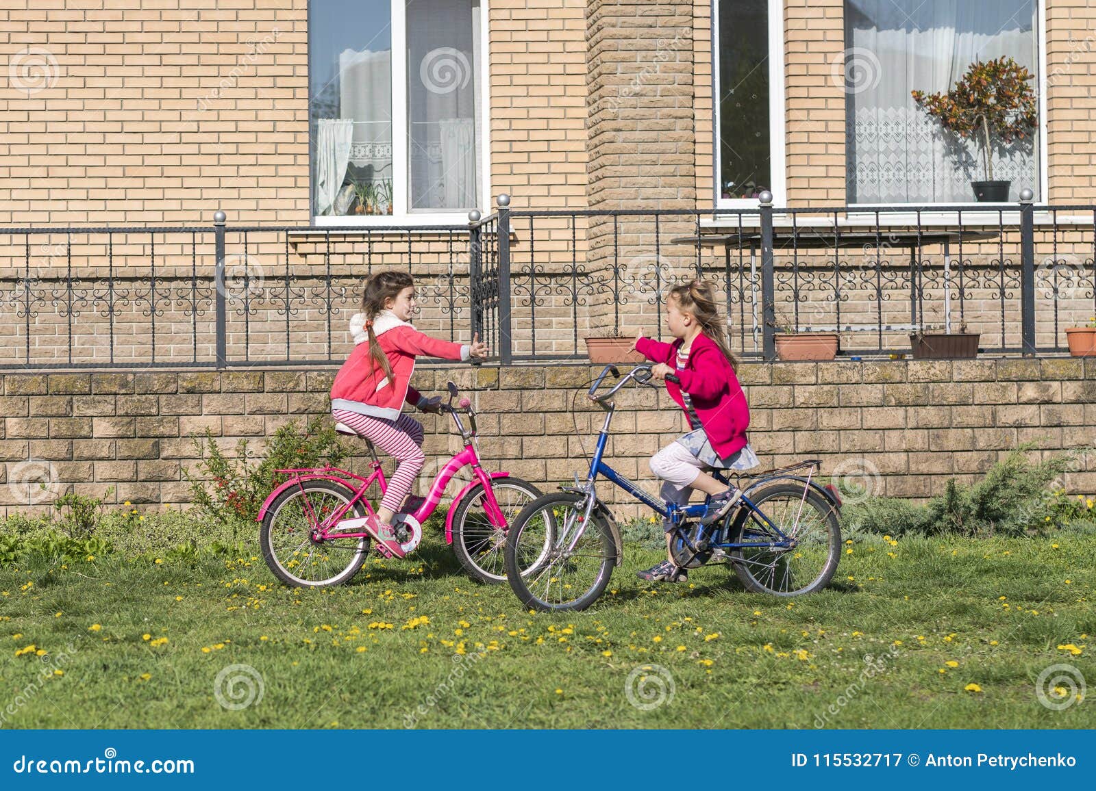 My sister bikes. 2 Девочки на велосипеде. Две девочки едут на велосипеде. Ребенок на велосипеде едет в школу. Едут на велосипеде на багажнике с ребенком.