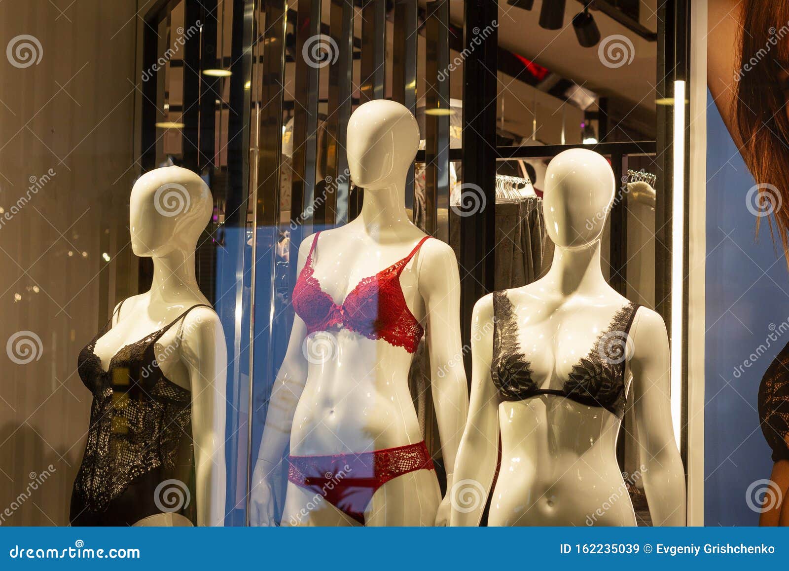 Εκθεσιακό μαγαζί με σέξι εσώρουχα για μανεκέν Στοκ Εικόνα - εικόνα από :  162235039
