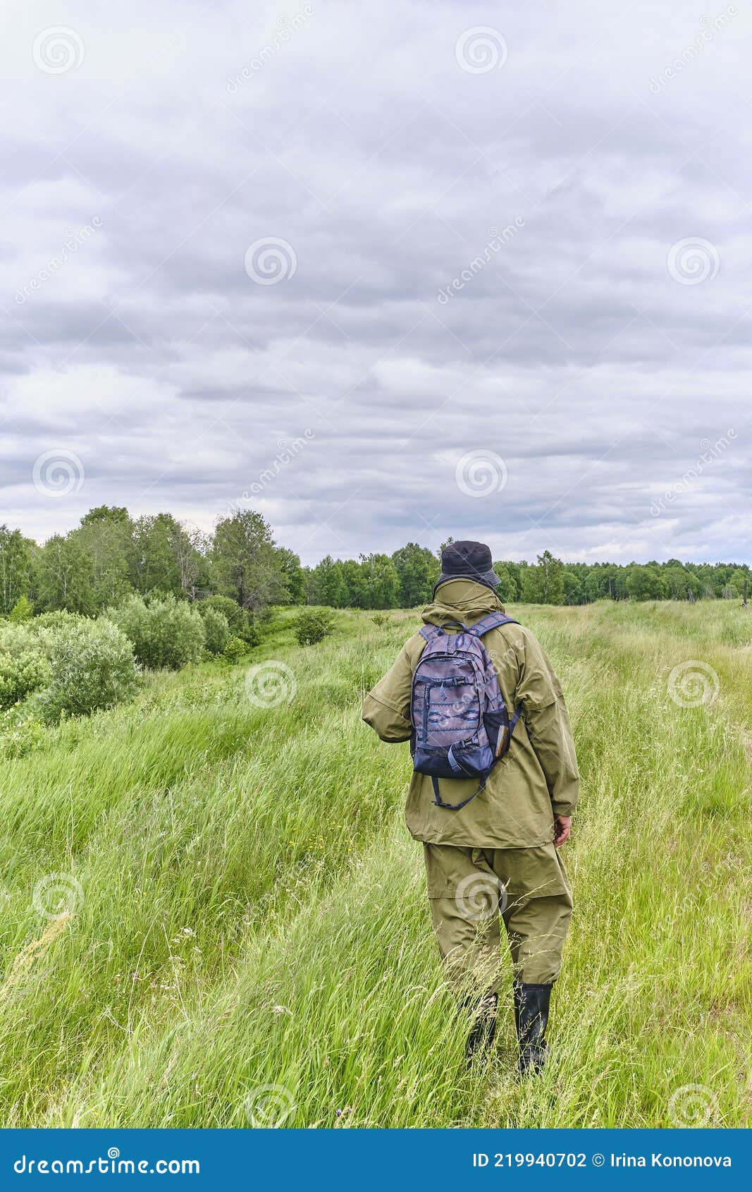 ενεργός άντρας με στολή κουνούπι με σακίδιο για πεζοπορία σε λιβάδι. Στοκ  Εικόνες - εικόνα από lifestyle, alon: 219940702
