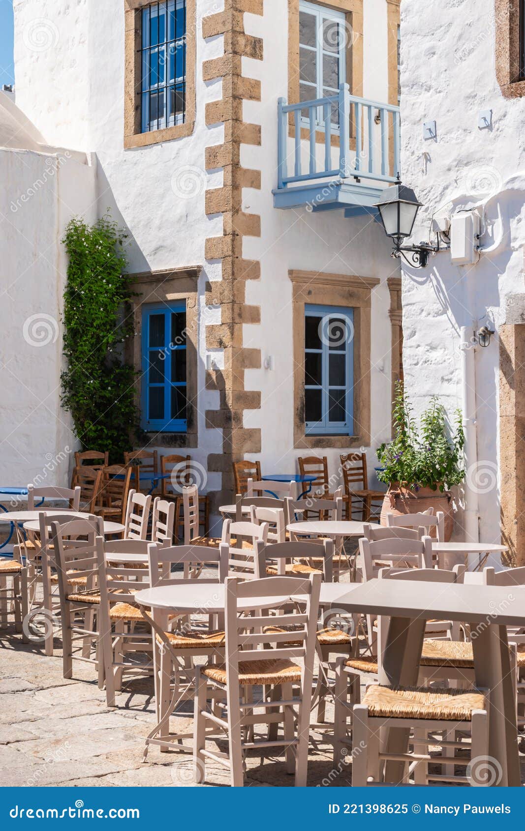 εξωτερικό έπιπλα καφετέρια στην παλιά ελληνική πόλη. Στοκ Εικόνα - εικόνα  από lifestyle: 221398625