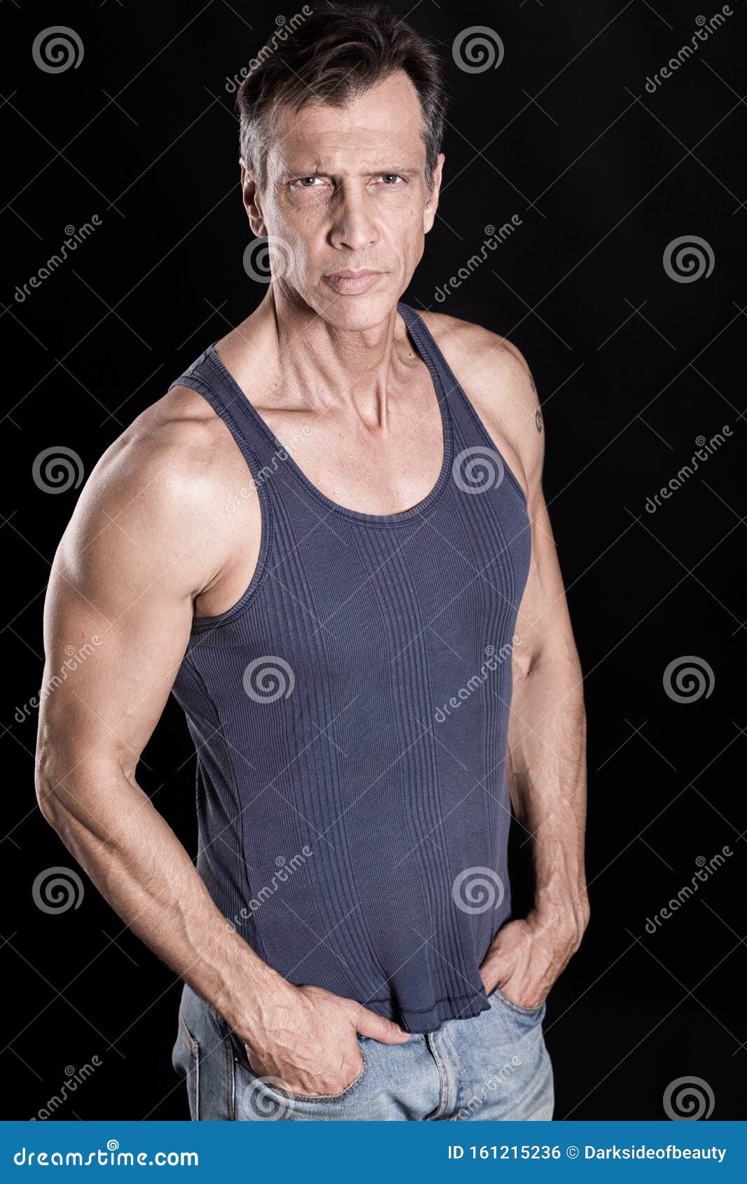 40-50 ετών γυμνός άνδρας με ένα γιλέκο που κοιτάζει την κάμερα Στοκ Εικόνες  - εικόνα από : 161215236
