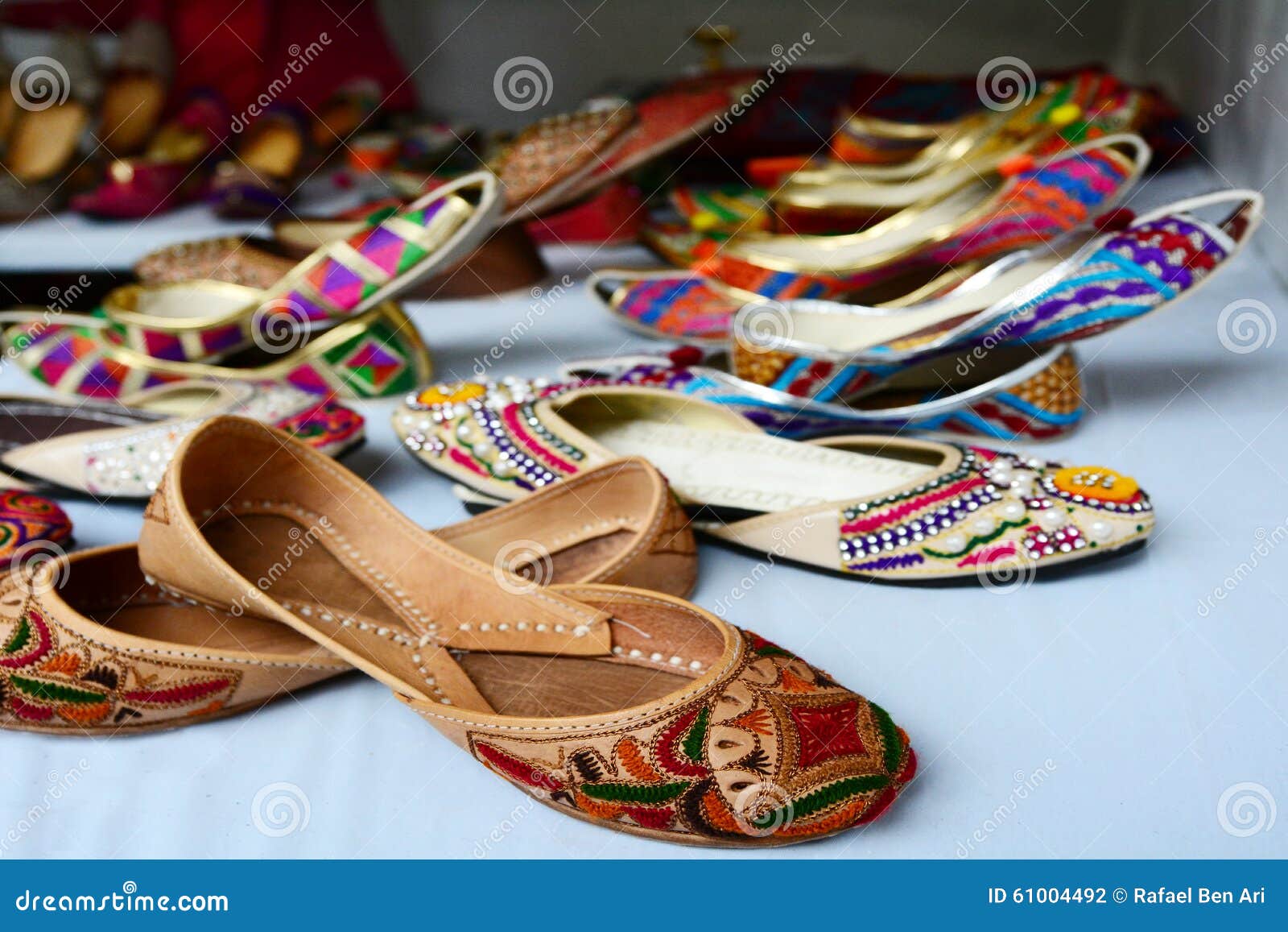 Ζωηρόχρωμα ινδικά εθνικά παπούτσια Στοκ Εικόνες - εικόνα από accidence:  61004492
