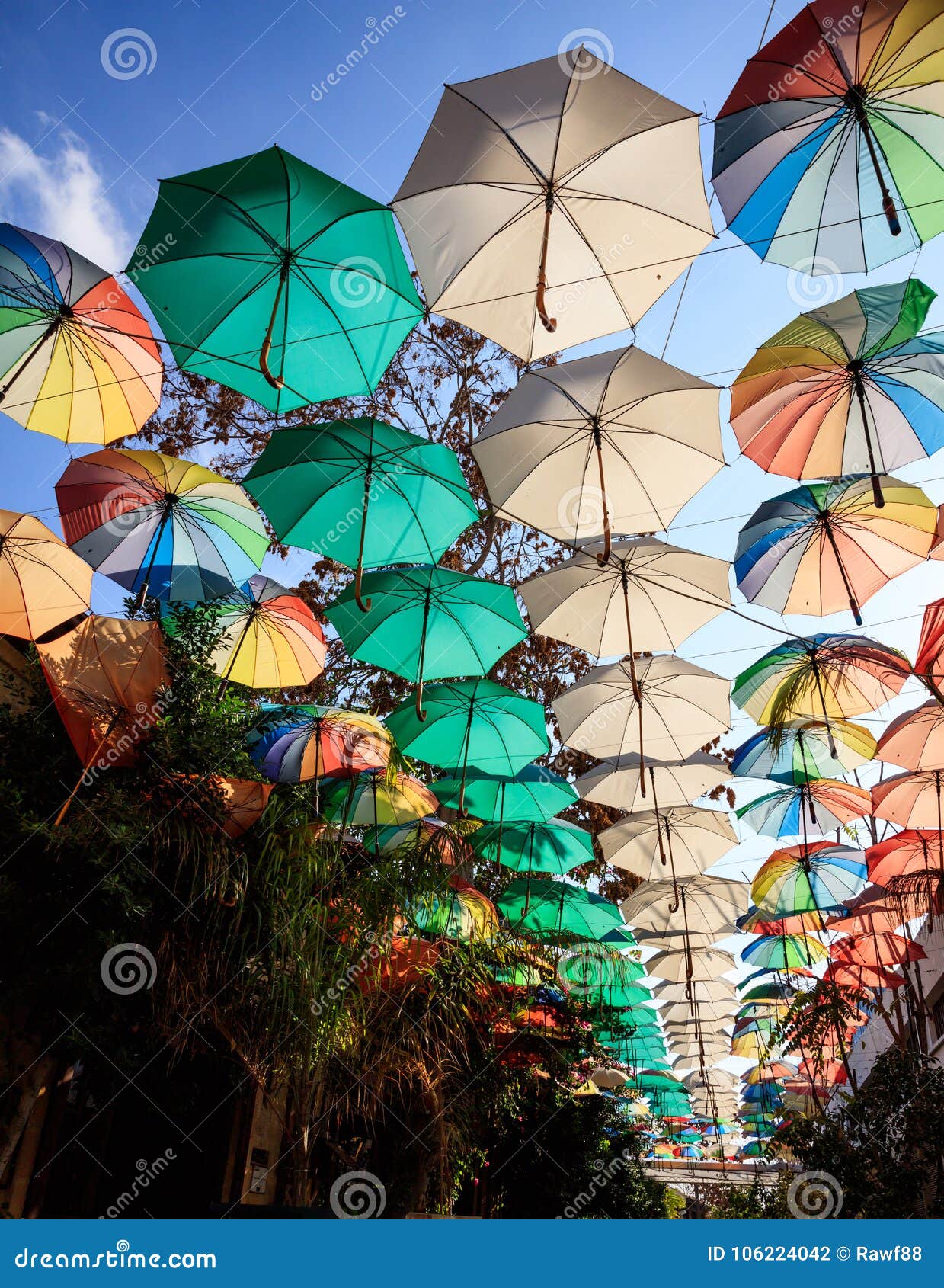 Ζωηρόχρωμες ομπρέλες ως διακόσμηση οδών στη Λευκωσία, Κύπρος Προστασία από  τον ήλιο και τη βροχή Στοκ Εικόνες - εικόνα από cityscape, arroyos:  106224042