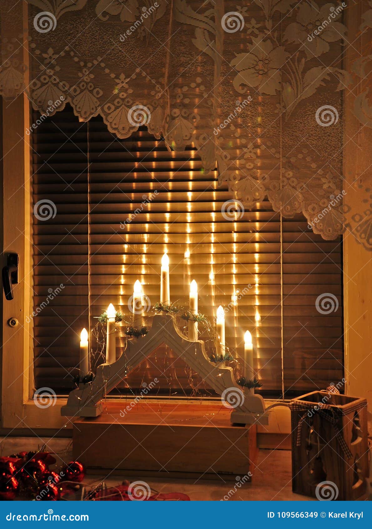 Ηλεκτρικά κεριά στο παράθυρο με τη διακόσμηση Χριστουγέννων Στοκ Εικόνα -  εικόνα από : 109566349