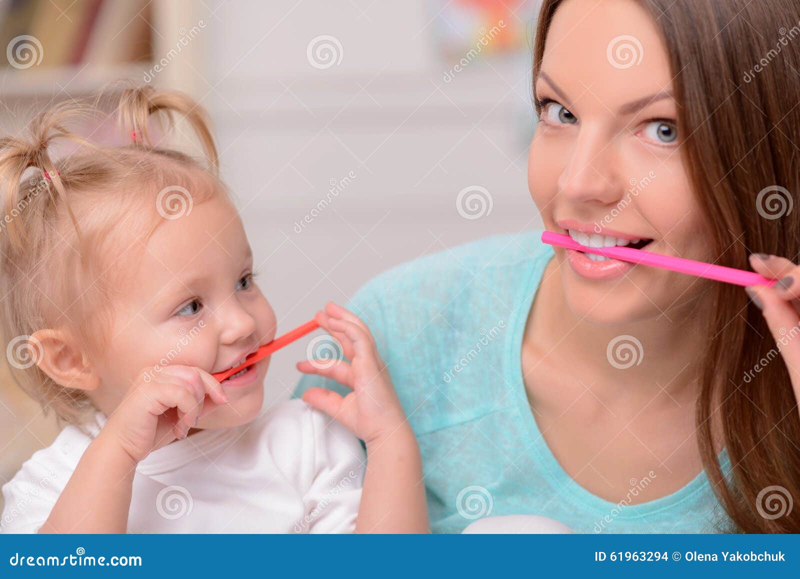 Рот матери рассказ. Мамин рот. Ребенок держит во рту карандаш. Рот мамочки на весь экран.
