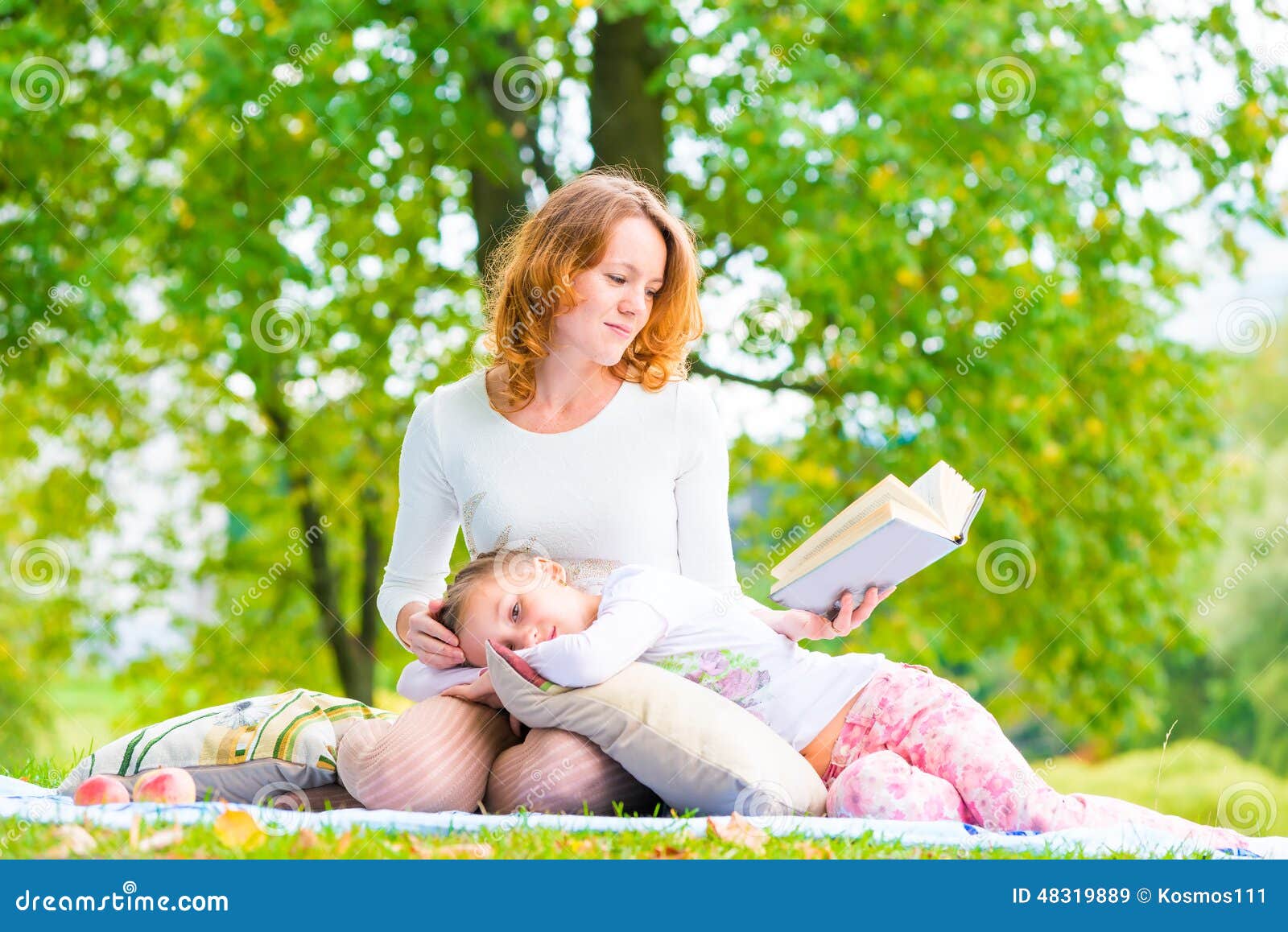 Молодая мама читать. Фотосессия мама и дочка на природе. Чтение с мамой на природе. Мама с дочкой читают. Мама читает в парке.