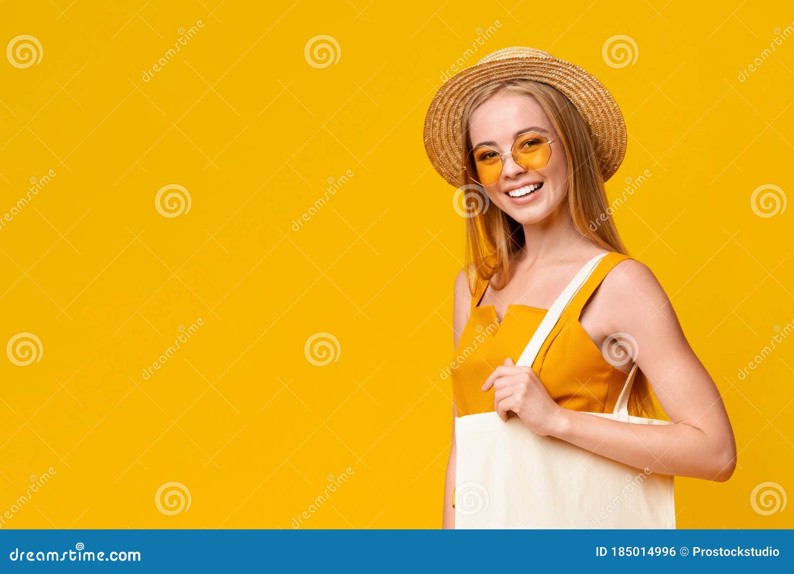 θερινή προσφορά. όμορφη κοπέλα με καπέλο και γυαλιά ηλίου χαμογελώντας στην  κάμερα Στοκ Εικόνες - εικόνα από lifestyle, bagel: 185014996