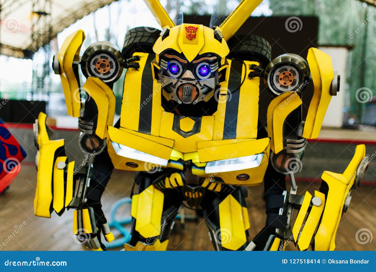 Κίτρινο Bumblebee μετασχηματιστών που ντύνεται με κοστούμι για τη γιορτή  γενεθλίων μωρών Εκδοτική Στοκ Εικόνα - εικόνα από lifestyle, actives:  127518414