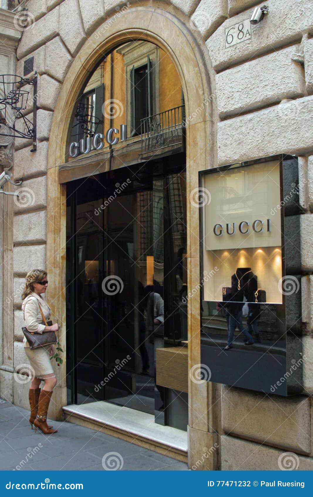 Κομψή ντυμένη γυναίκα μπροστά από το Gucci-κατάστημα στη Ρώμη, Ιταλία ...