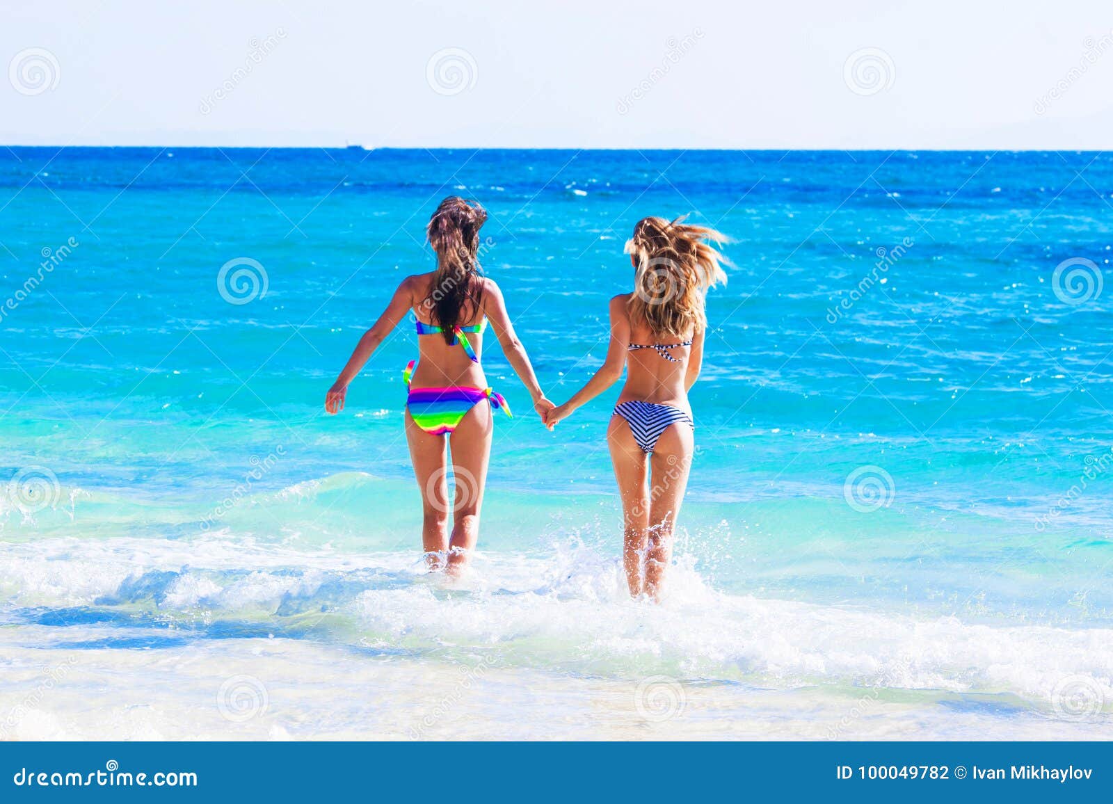 Κορίτσια που τρέχουν στη θάλασσα Στοκ Εικόνες - εικόνα από lifestyle,  bazaars: 100049782