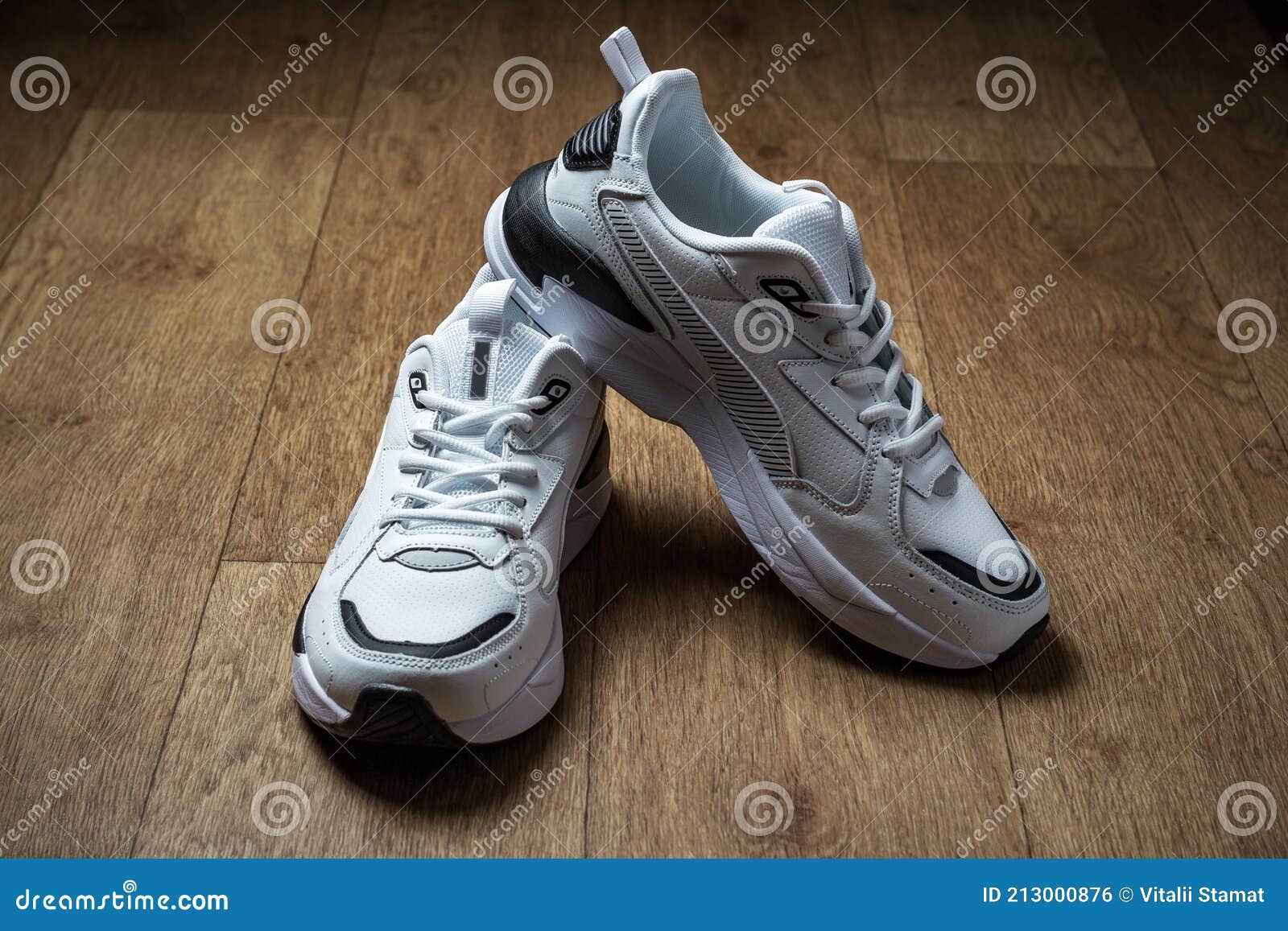 λευκά αθλητικά παπούτσια με μαύρες ρίγες σε καφέ φόντο Στοκ Εικόνες -  εικόνα από lifestyle: 213000876