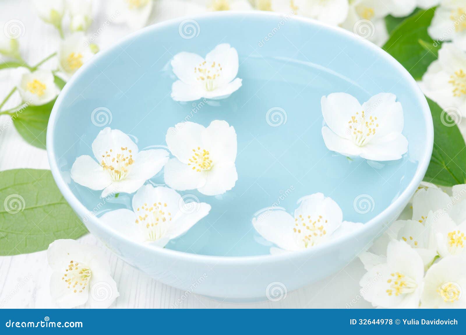 Λουλούδια της Jasmine σε ένα μπλε κύπελλο για Aromatherapy Στοκ Εικόνες