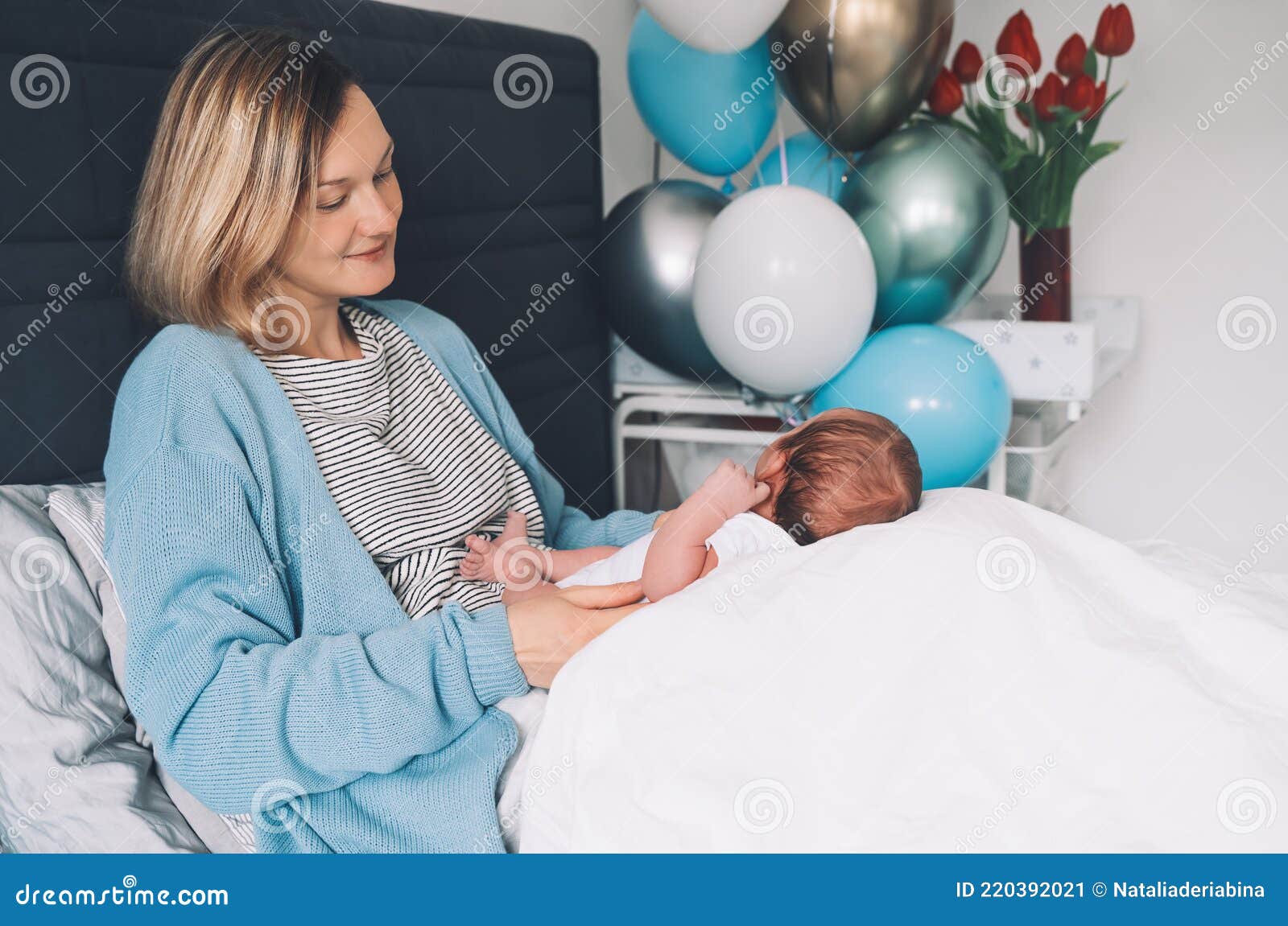 μετά την παράδοση του μωρού, μητέρα και μωρό στο σπίτι. η μητέρα κρατά το  νεογέννητο στα χέρια. μαμά και μωρό μαζί. γέννηση και μη Στοκ Εικόνα -  εικόνα από lifestyle, babylonia: 220392021