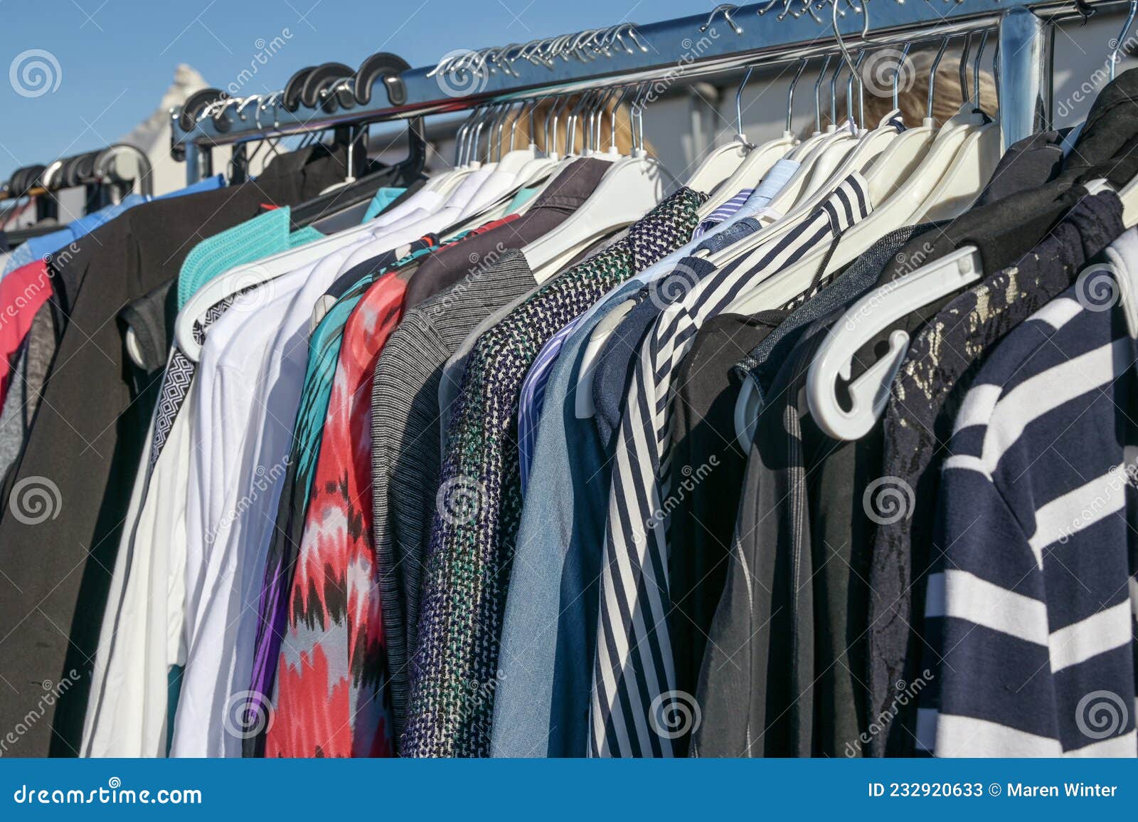 μεταχειρισμένα μεταχειρισμένα ρούχα σε κρεμάστρες ενδυμάτων ως δωρεά σε  φιλανθρωπικό ίδρυμα ή για πώληση σε ελεύθερη αγορά επιλεγμ Στοκ Εικόνα -  εικόνα από lifestyle: 232920633