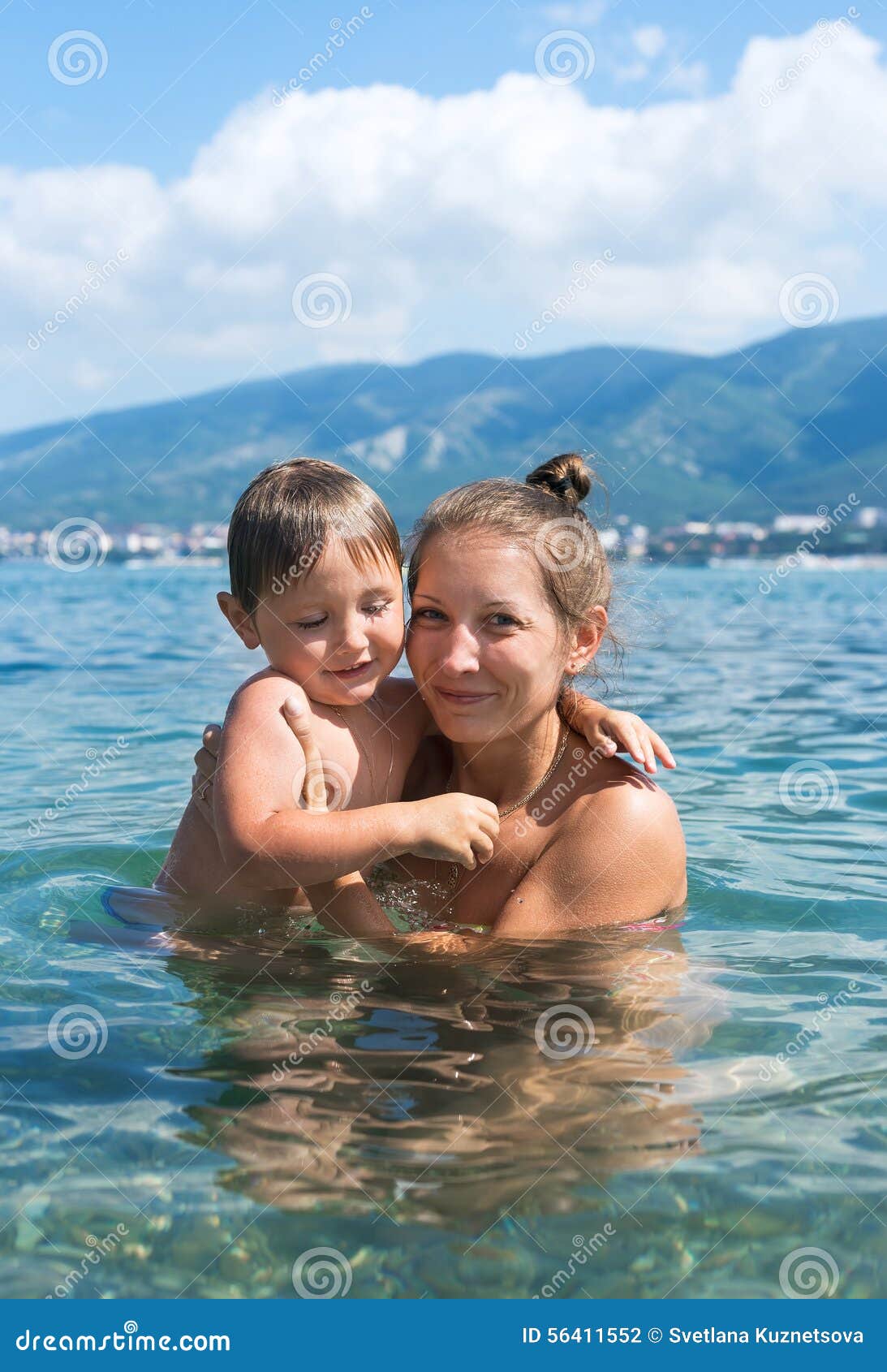Сын купался в душе. Мама купается в море. Мама плавает в море. Совместное купание с мамой. Сын купается.
