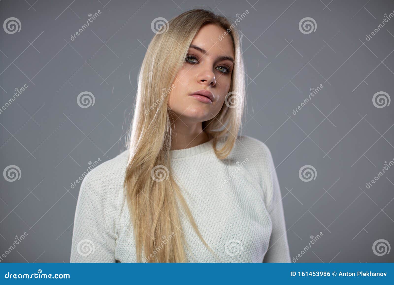 Μια εντυπωσιακή γαλάζια γυναίκα με λευκά ρούχα κοιτάζει με αδημονία την  κάμερα Στοκ Εικόνες - εικόνα από lifestyle: 161453986