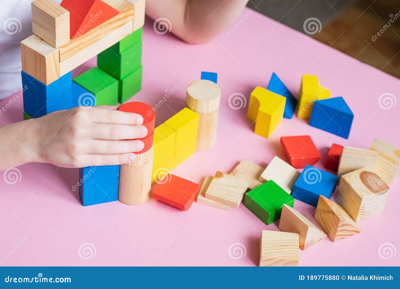 μικρό παιδί παίζει συναρμολόγηση με ξύλινη κατασκευή κύβων. έννοια της  εκπαίδευσης για τα παιδιά. παιδικά παιχνίδια Στοκ Εικόνες - εικόνα από  childhood: 189775880