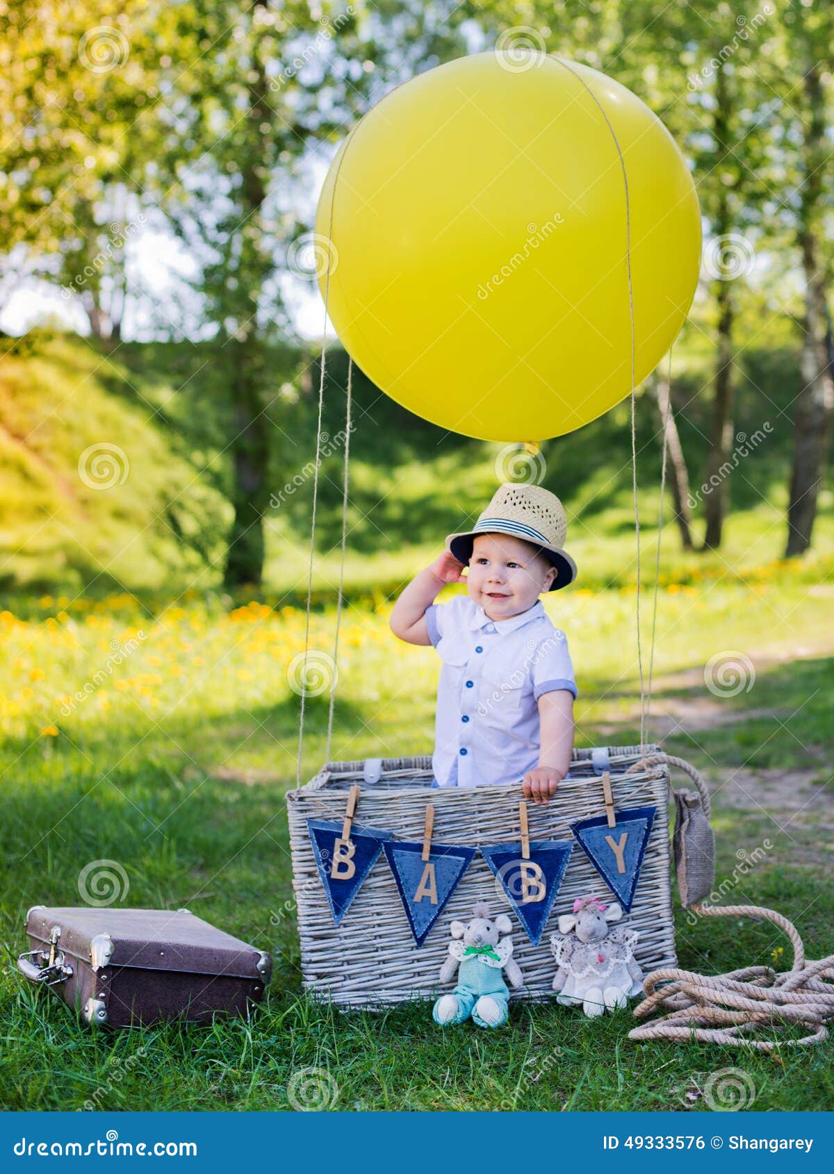 Корзина с шаром для фотосессии. Воздушный шар с корзиной для фотосессии. Фотосессия с воздушным шаром детская. Корзина с воздушными шарами для фотосессии. Фотозона воздушный шар с корзиной.
