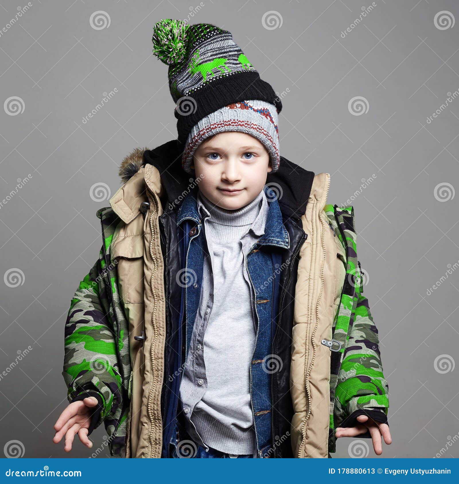 5 μπουφάν είναι ντυμένα στο παιδί. αστείο αγόρι με χειμερινά εξωτερικά ρούχα  Στοκ Εικόνα - εικόνα από childhood: 178880613