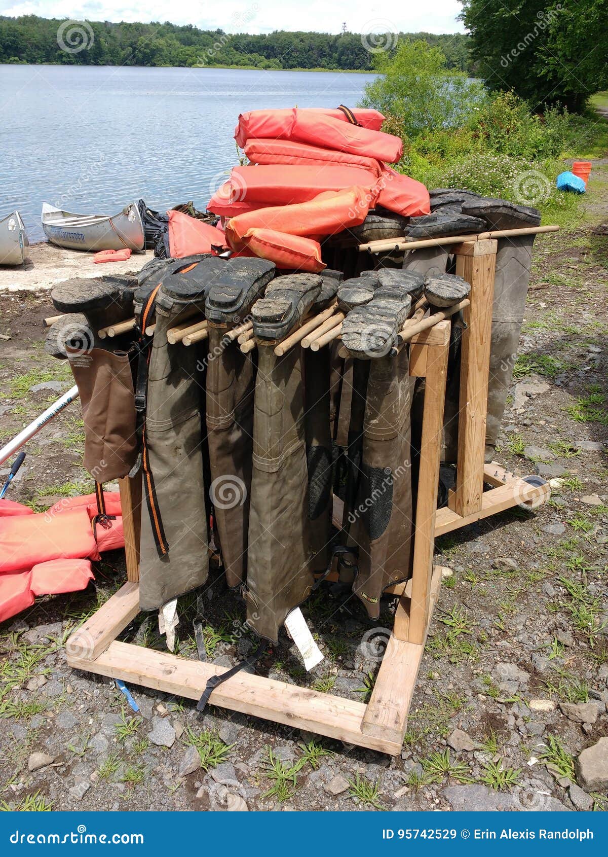 Μπότες που κρεμούν ανάποδα, αποθήκευση καλοβατικών ισχίων, σακάκια ζωής,  ΗΠΑ Εκδοτική Στοκ Εικόνα - εικόνα από boathouse: 95742529