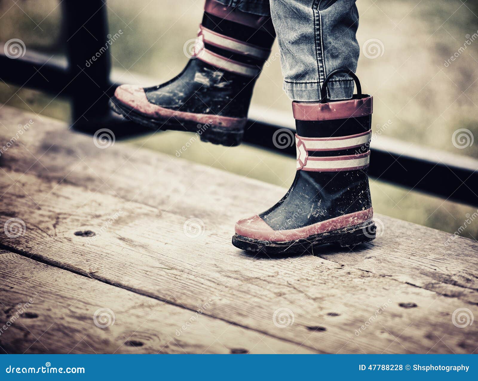 Νέο αγόρι που φορά τις μπότες βροχής πυροσβεστών Στοκ Εικόνες - εικόνα από  childhood: 47788228