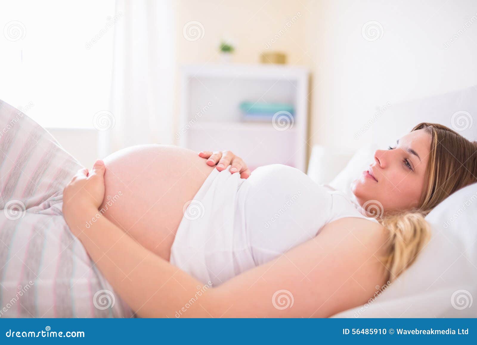 Отекаю после беременности. Лежит с беременной женщиной. Вторая половина беременности.