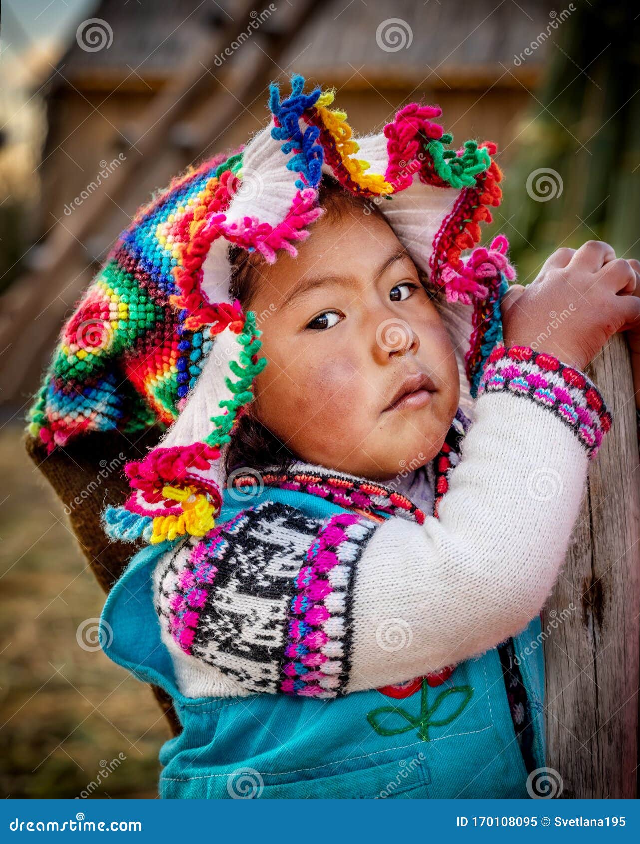 νεαρή περουβιανή κοπέλα που φορούσε παραδοσιακά ρούχα στο Tixaca Tixa Laval  Εκδοτική εικόνα - εικόνα από : 170108095