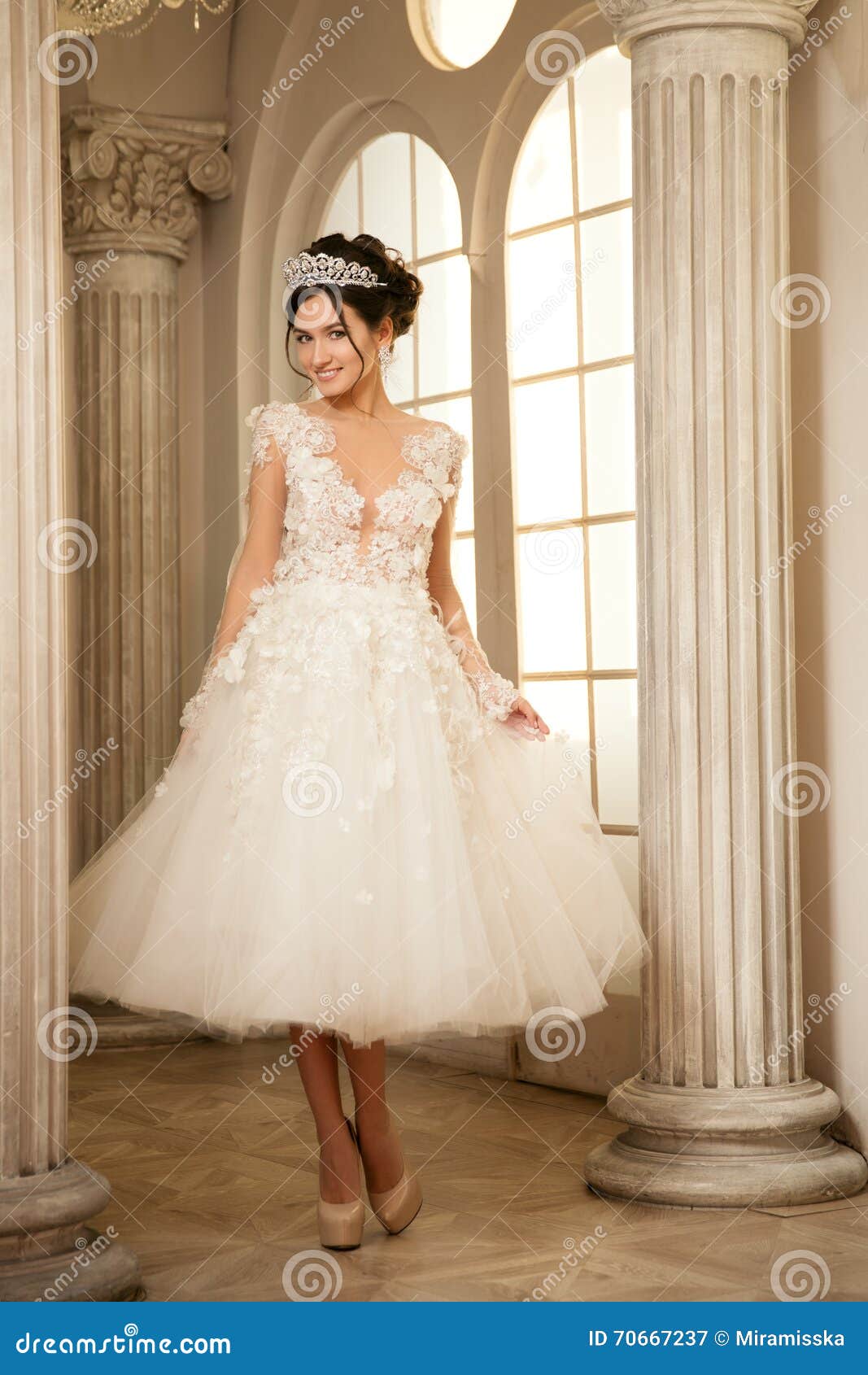 Νύφη γάμος Η νύφη σε ένα κοντό φόρεμα με τη δαντέλλα στον κόρακα Στοκ  Εικόνα - εικόνα από : 70667237