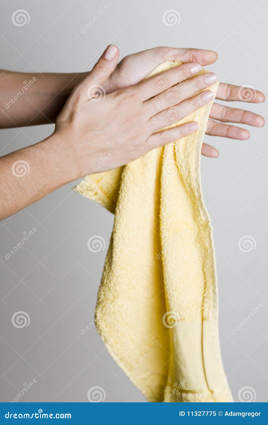 Вытирание полотенцем. Полотенце для рук. Вытирает руки. Вытирать руки полотенцем. Человек вытирает руки.