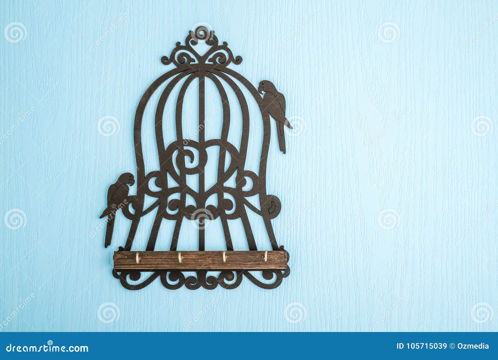 Ξύλινες βασικές κρεμάστρες με τη μορφή κλουβιών πουλιών σε μπλε ξύλινο  Backgroun Στοκ Εικόνα - εικόνα από birchen, birdbaths: 105715039