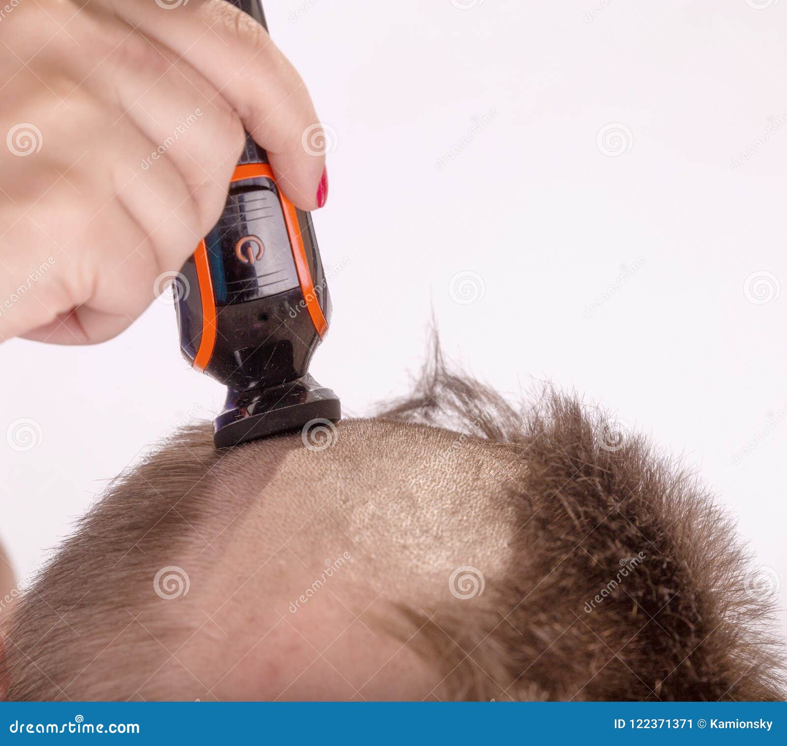Ξύρισμα του κεφαλιού με το ηλεκτρικό ξυράφι, Trimmer Στοκ Εικόνα - εικόνα  από barbells: 122371371