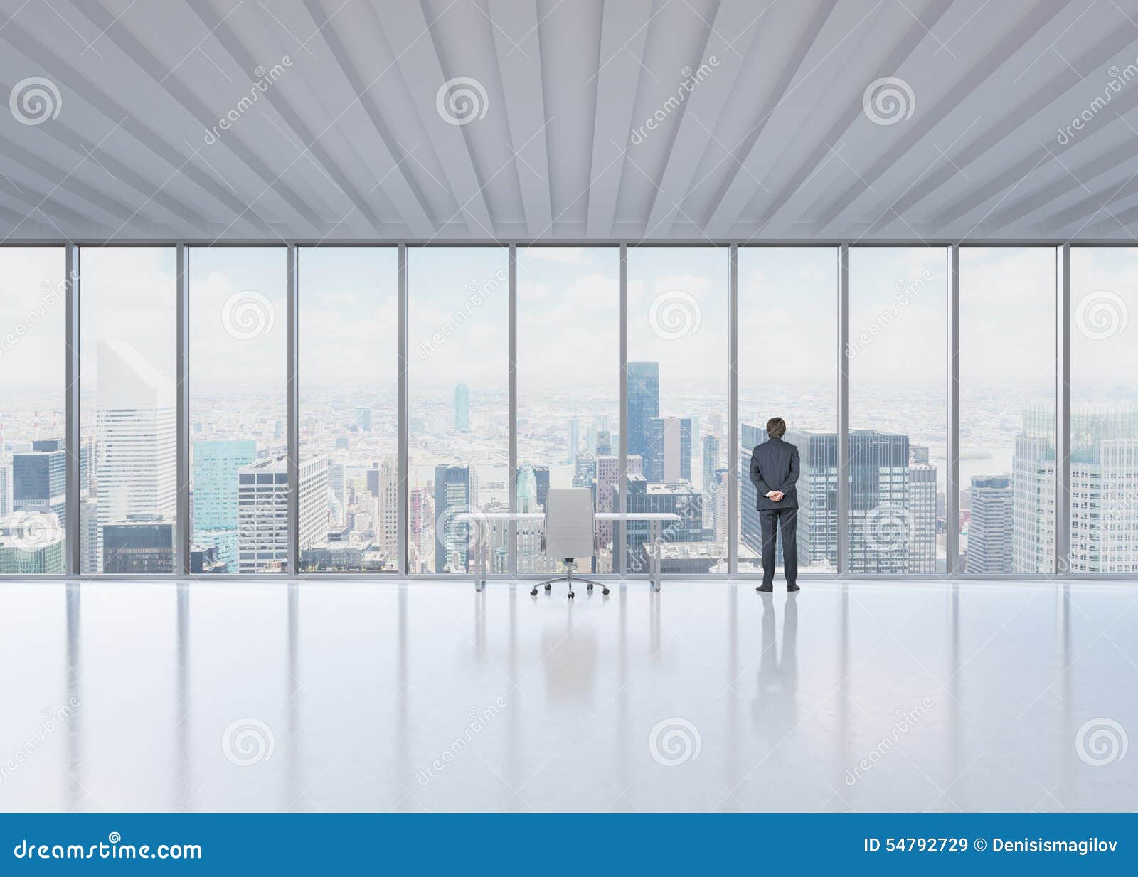 Οπισθοσκόπος του επιχειρηματία που φαίνεται έξω το παράθυρο στο πανοραμικό  γραφείο της Νέας Υόρκης Στοκ Εικόνα - εικόνα από anglia: 54792729