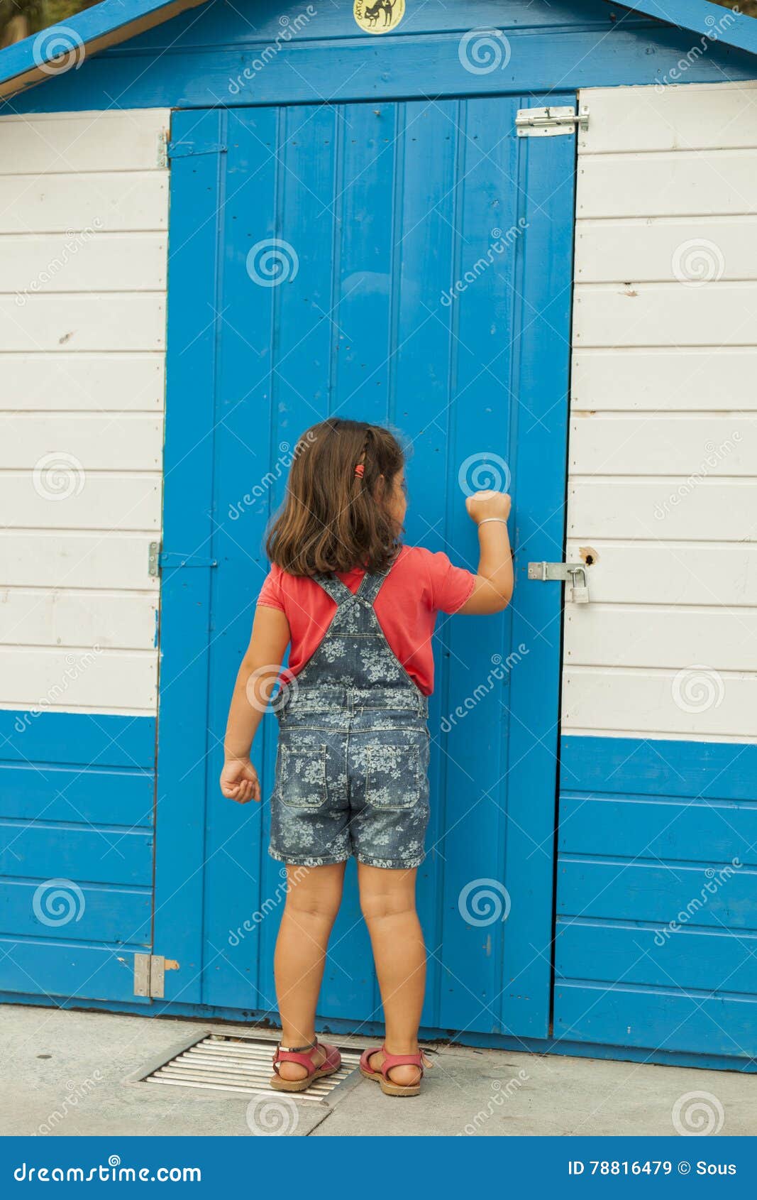 Девушка стучит в дверь. Девочка стучится в дверь. Девочка стучит в дверь. Мальчик стучится в дверь. Мальчик стучит в дверь.