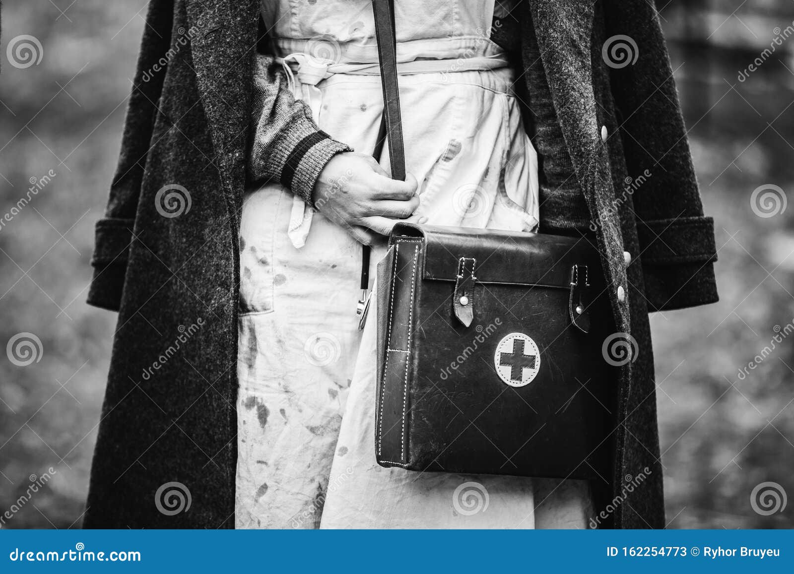 Ο Επανηθοποιός Φοράει Την Ιστορική Γερμανική Νοσοκόμα Του Β' Παγκοσμίου  Πολέμου Στολή Με Το Κιτ Πρώτων Βοηθειών Φωτογραφία με ασπ Στοκ Εικόνα -  εικόνα από bagel, arno: 162254773