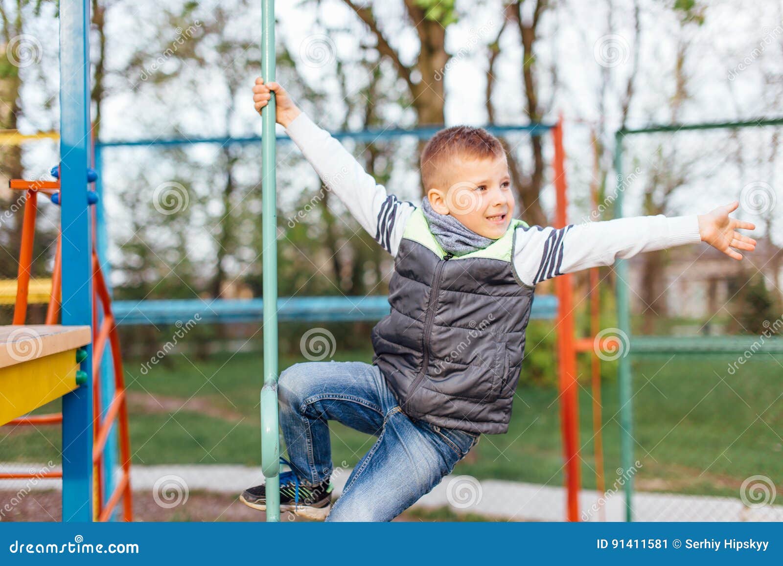 Мальчик на спортивной площадке. Мальчик на площадке. Маленький мальчик на детской площадке. Мальчик играет на площадке.