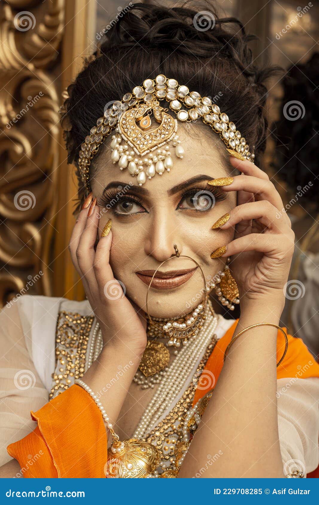 πακιστανική νυφική στολή με μακιγιάζ και βαριά κοσμήματα. Στοκ Εικόνα -  εικόνα από arroyos: 229708285