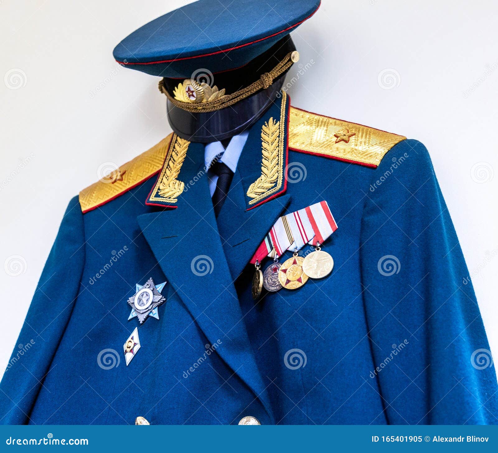Παλιά στρατιωτική στολή του σοβιετικού μεγάλου στρατηγού Εκδοτική εικόνα -  εικόνα από arno: 165401905