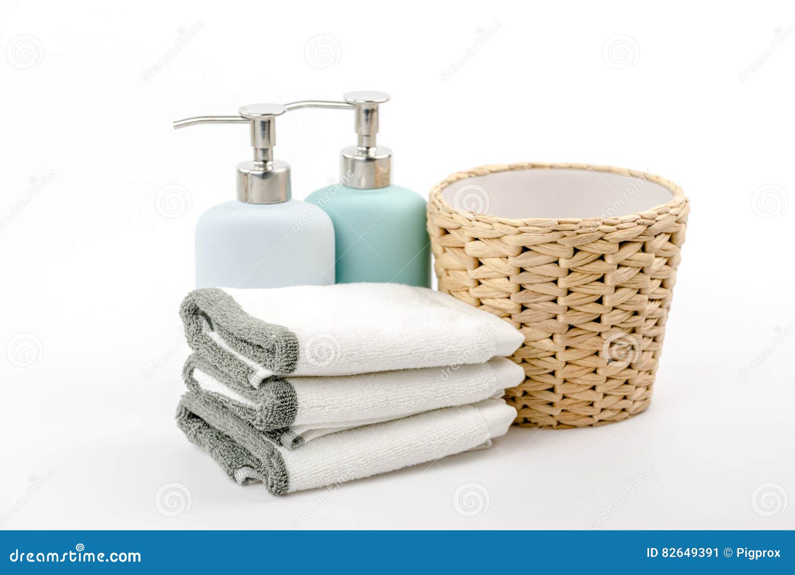 Шампунь полотенце. Шампунь и полотенце. Мыло и полотенце. Полотенце около раковины.