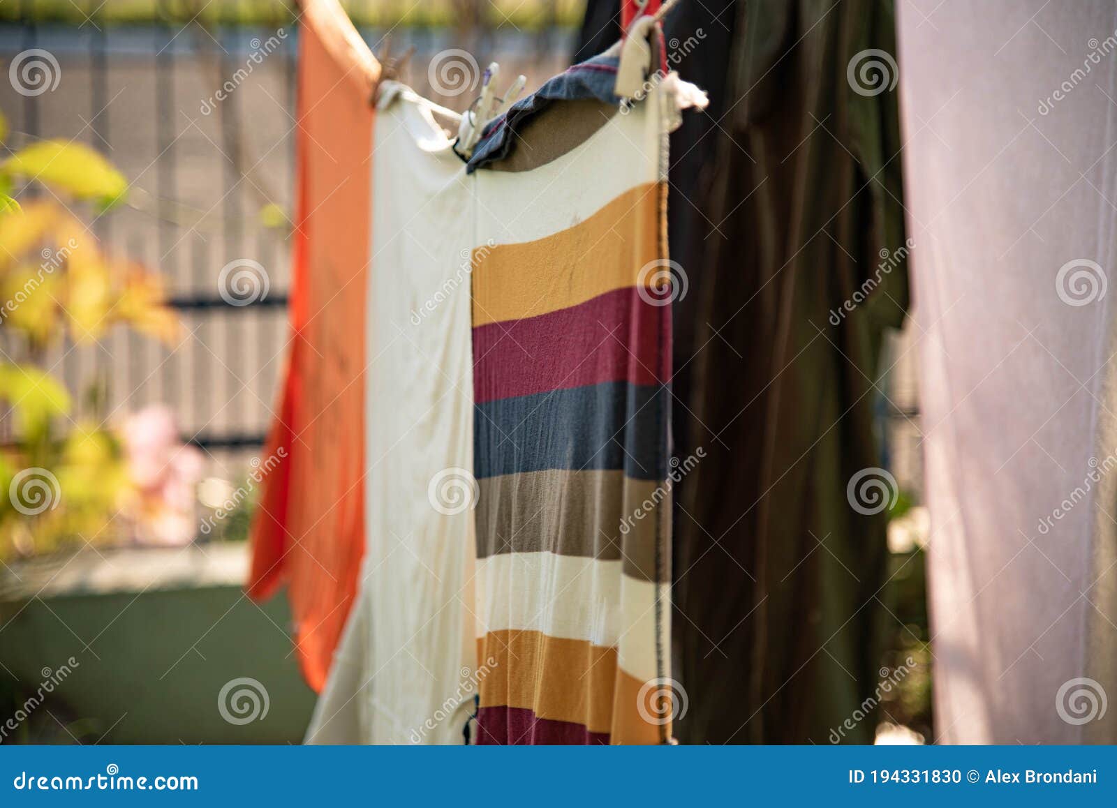 πολύχρωμα ρούχα απλωμένα στο ύφασμα Στοκ Εικόνες - εικόνα από : 194331830